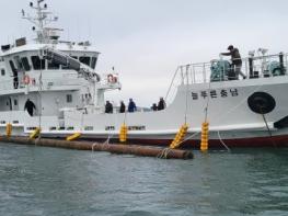 충남도 바닷길 위협 대형 쇠말뚝 인양 기사 이미지