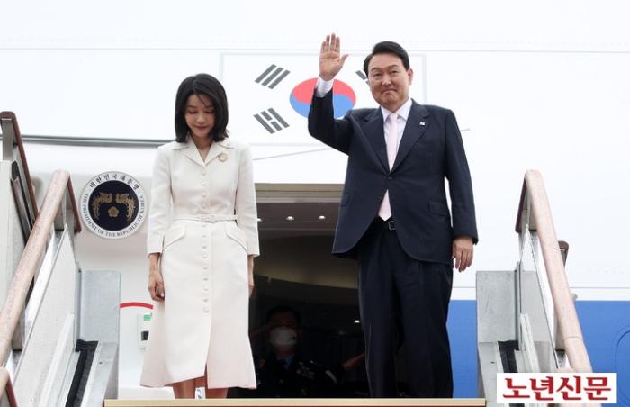 성남노년신문 성수목 기자 나토NATO북대서양조약기구 정상회의 참석차 스페인 마드리드를 방문하는 윤석열 대통령과 부인 김건희 여사가 27일 경기도 성남 서울공항에서 공군1호기 탑승 전 손을 흔들어 인사하고 있다 20220627
