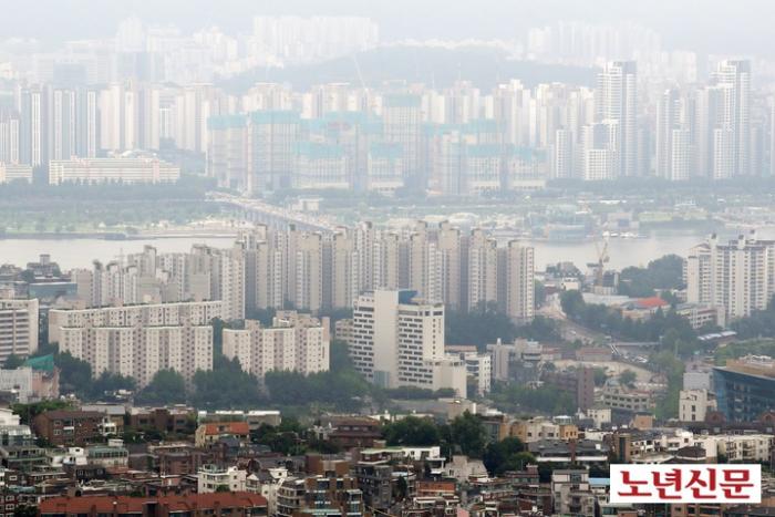 서울노년신문 성수목 기자 서울 중구 남산에서 시내 아파트 단지가 내려다보이고 있다 20220626