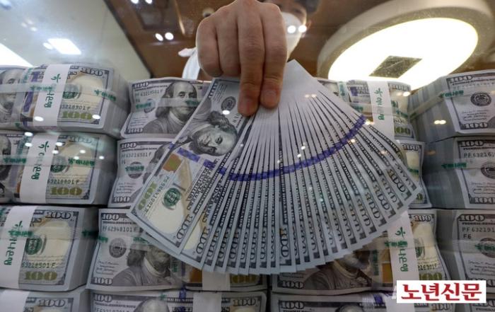 서울노년신문 성수목 기자 3일 오후 서울 중구 하나은행 위변조대응센터에서 직원이 달러화를 검수하고 있다 이날 한국은행이 발표한 2022년 7월 말 외환보유액에 따르면 지난 달 말 우리나라 외환보유액은 4386억1000만달러로 전월 말4382억8000만달러보다 3억3000만달러 증가해 4개월 연속 감소했던 외환보유액이 증가세로 전환했다 20220803