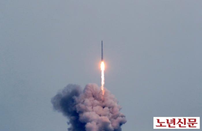 서울노년신문 성수목 기자  25일 전남 여수시 낭도에서 바라본 고흥 나로우주센터 발사대에서 한국형 우주 발사체 누리호KSLV가 발사돼 우주로 날아오르고 있다 지난 24일 통신문제로 예정된 발사가 하루 연기된 누리호의 3차 발사에서는 12차 시험 발사 때와는 달리 주탑재위성인 차세대소형위성 2호와 민간 위성 등을 포함해 실제 우주 임무를 수행하는 8기의 실용 위성이 누리호에 탑재됐다 20230525 