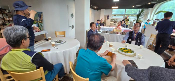 석모도호텔 회의실에서 민족통일촉진회 하동혁총재가 인사말을 하고있다 촬영 성수목 기자