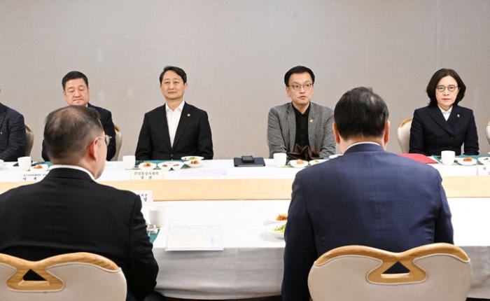 서울노년신문 성수목 기자  최상목 대통령 권한대행 부총리 겸 기획재정부 장관이 9일 서울 세종로 정부서울청사에서 제임스 롱스돈 국제신용평가사 피치 국가신용등급 글로벌 총괄과 화상 면담을 하고 있다 사진기획재정부 제공 20250109