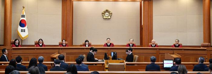 4일 서울 종로구 헌법재판소 대심판정에서 윤석열 대통령 탄핵심판 선고 기일이 진행되고 있다 20250404 사진공동취재단