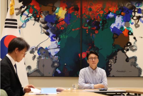 김민석 국무총리, 미국 순방 현지에서 국무총리실 간부회의 주재