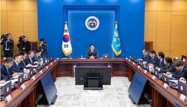 이재명 대통령 '사측은 노동자를 동반자로, 노동자·노조는 책임 의식을' 기사 이미지