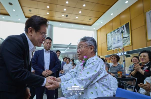 이재명 대통령 부부, 중앙보훈병원 위문 방문  기사 이미지