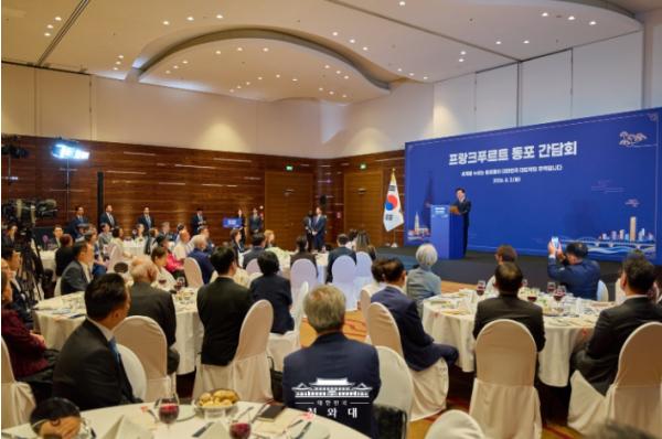 이재명  대통령 '우리 기업들, 유럽서 경쟁력 증명…우리 동포들이 핵심' 기사 이미지