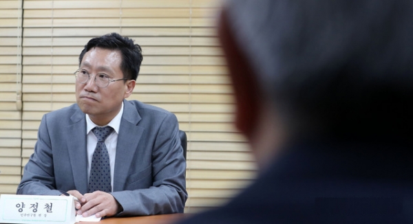 민주연구원 양정철 원장이 지난달 22일 오후 서울 동작구 중소기업연구원에서 열린 정책 연구 네트워크 회의에 참석해 인사말을 하고 있다. (뉴시스)